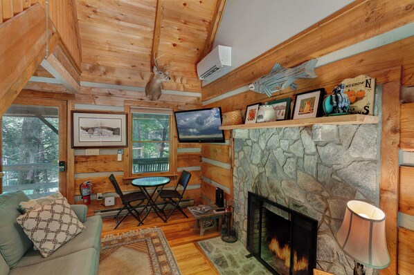 Televisión y chimenea 