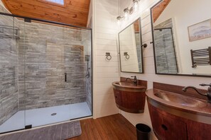 Shower, towels - Upscale Cottage Near Blue Ridge Parkway (Boone)