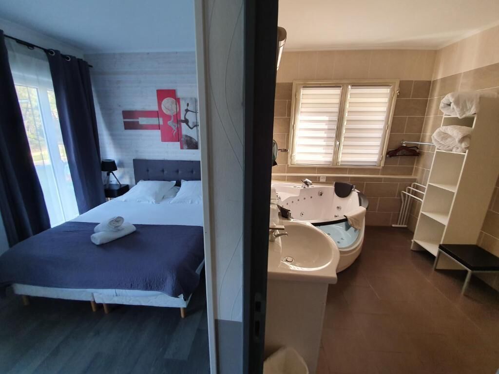 In-room safe, desk, iron/ironing board, cribs/infant beds