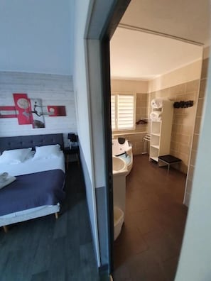 Coffres-forts dans les chambres, bureau, fer et planche à repasser