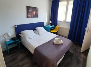 Tallelokero huoneessa, työpöytä, silitysrauta/-lauta, vauvansängyt