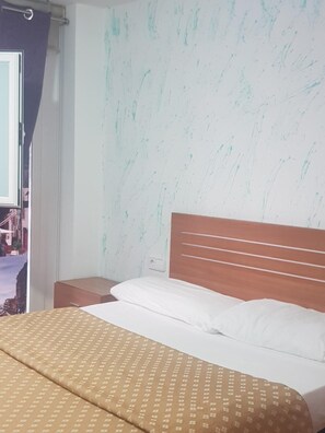 Soundproofing, free cots/infant beds, free WiFi, bed sheets - Hostal Europa (Tarragona)