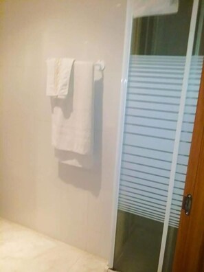 Shower, free toiletries, hair dryer, bidet - Hostal Europa (Tarragona)