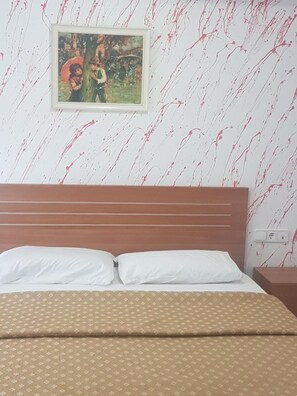 Soundproofing, free cribs/infant beds, free WiFi, bed sheets - Hostal Europa (Tarragona)
