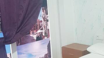 Sistema de insonorización, cunas gratuitas, wifi gratis y ropa de cama