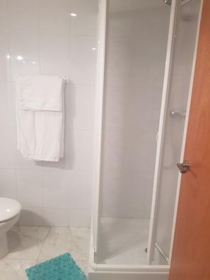 Shower, free toiletries, hair dryer, bidet - Hostal Europa (Tarragona)