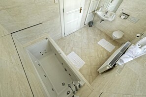 Suite Confort, 1 habitación, vista al lago | Baño | Tina con regadera, tina de hidromasaje, amenidades de baño gratuitas