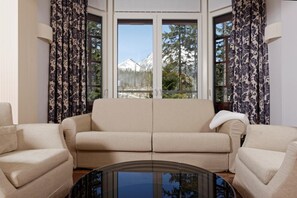 Suite Confort, 1 habitación, vista al lago | Área de sala de estar | Televisión de pantalla plana