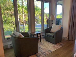 Smart TV, fireplace - SKI IN/SKI OUT--Two blocks from the town center. Great slopeside views! (Breckenridge)