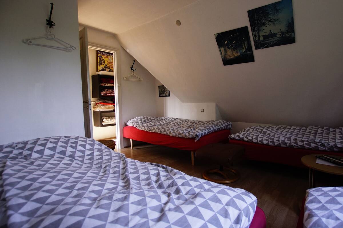 Literie de qualité supérieure, surmatelas, Wi-Fi gratuit, draps fournis