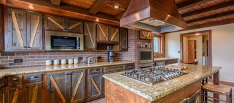 Huge Mountain Lodge for a Luxury Getaway