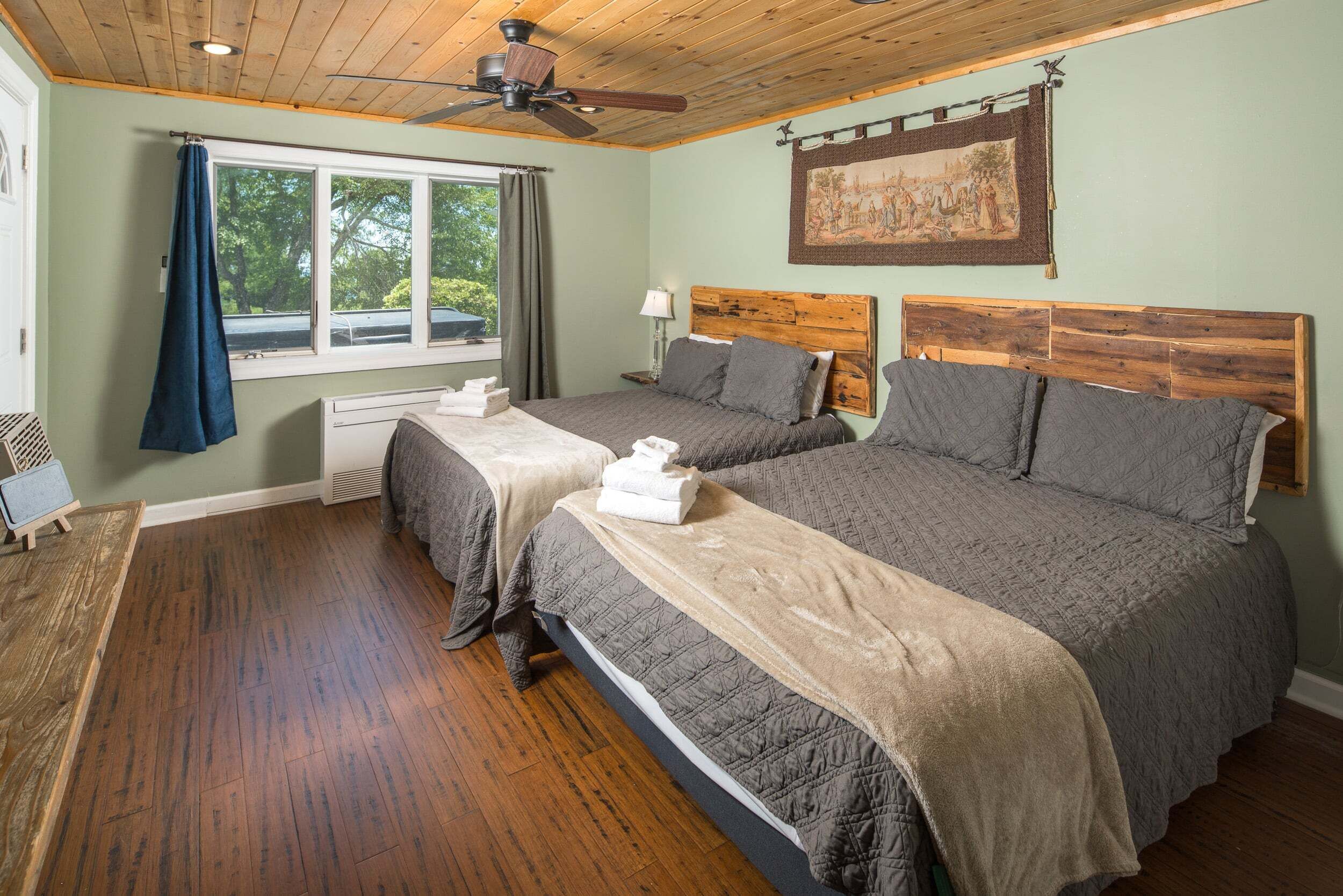 9 bedrooms, free WiFi, bed sheets, wheelchair access