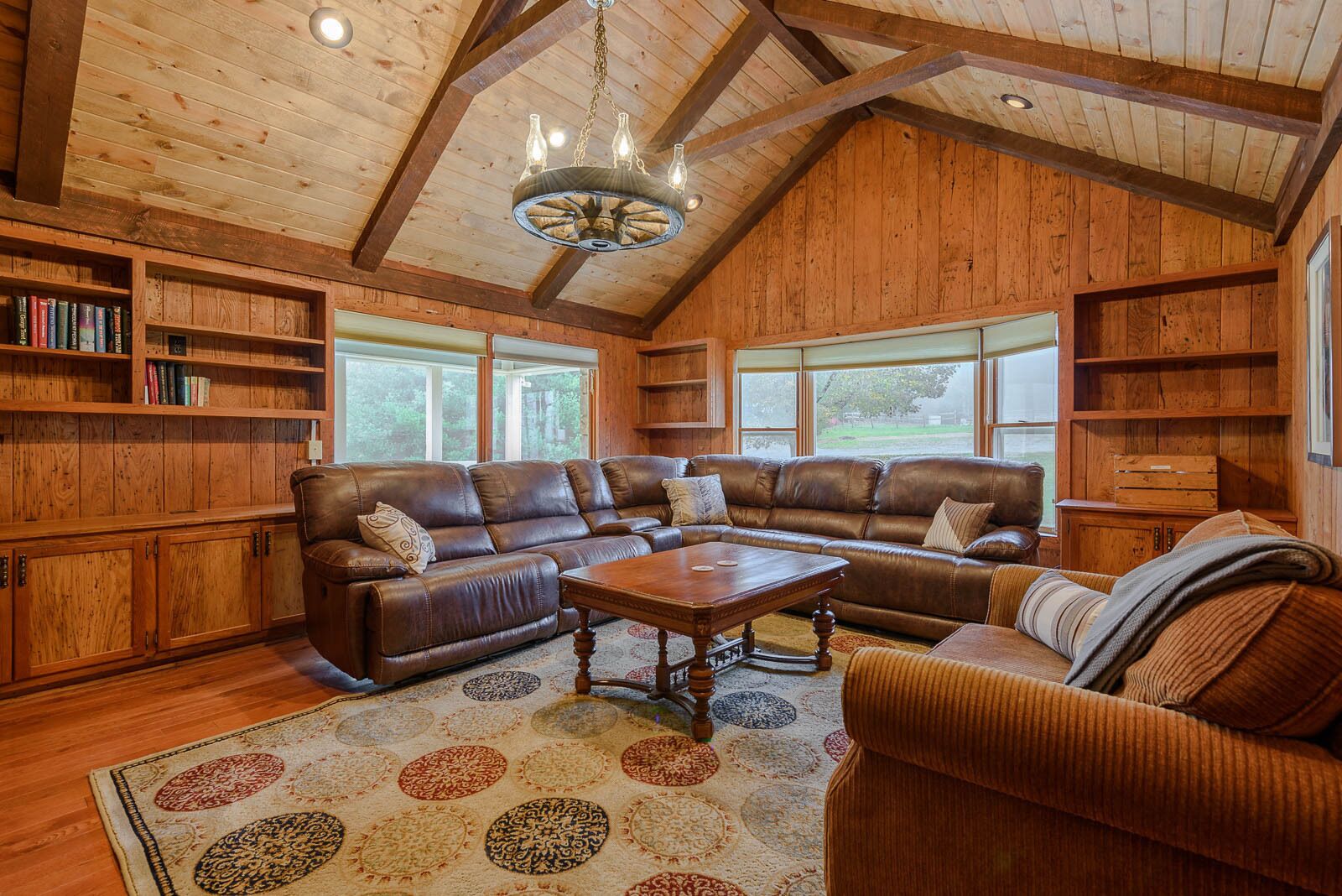 Télévision, cheminée, lecteur de DVD, baby-foot