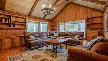 Télévision, cheminée, lecteur de DVD, baby-foot