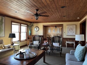 Televisor, llar de foc, reproductor de DVD i futbolí 