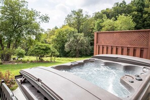 Banyera d'hidromassatge a l'aire lliure