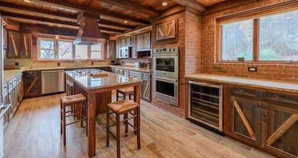 9BR Upscale Mountain Lodge, näkymät, Hot Tub, Fire Pit, teatteri huone, pelihuone, Boone, Blowing Rock