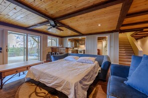 9 bedrooms, free WiFi, bed sheets, wheelchair access