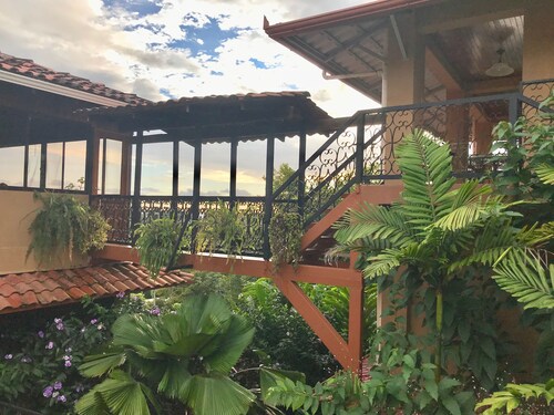 Beautiful Villa-Ocean/Sunset Views-Lots of Amenities-Great Location-Yacht Access