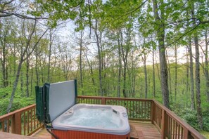 Outdoor spa tub - Cozy Cabin on Blue Ridge Parkway (Boone)