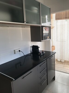 Apartament, 2 dormitoris, vistes al mar | Cuina privada | Frigorífic, microones, forn i placa de cuina 