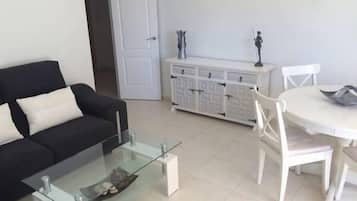 Appartement, 2 slaapkamers, uitzicht op zee | Woonruimte | Een 48-inch flatscreentelevisie met satellietzenders en een televisie