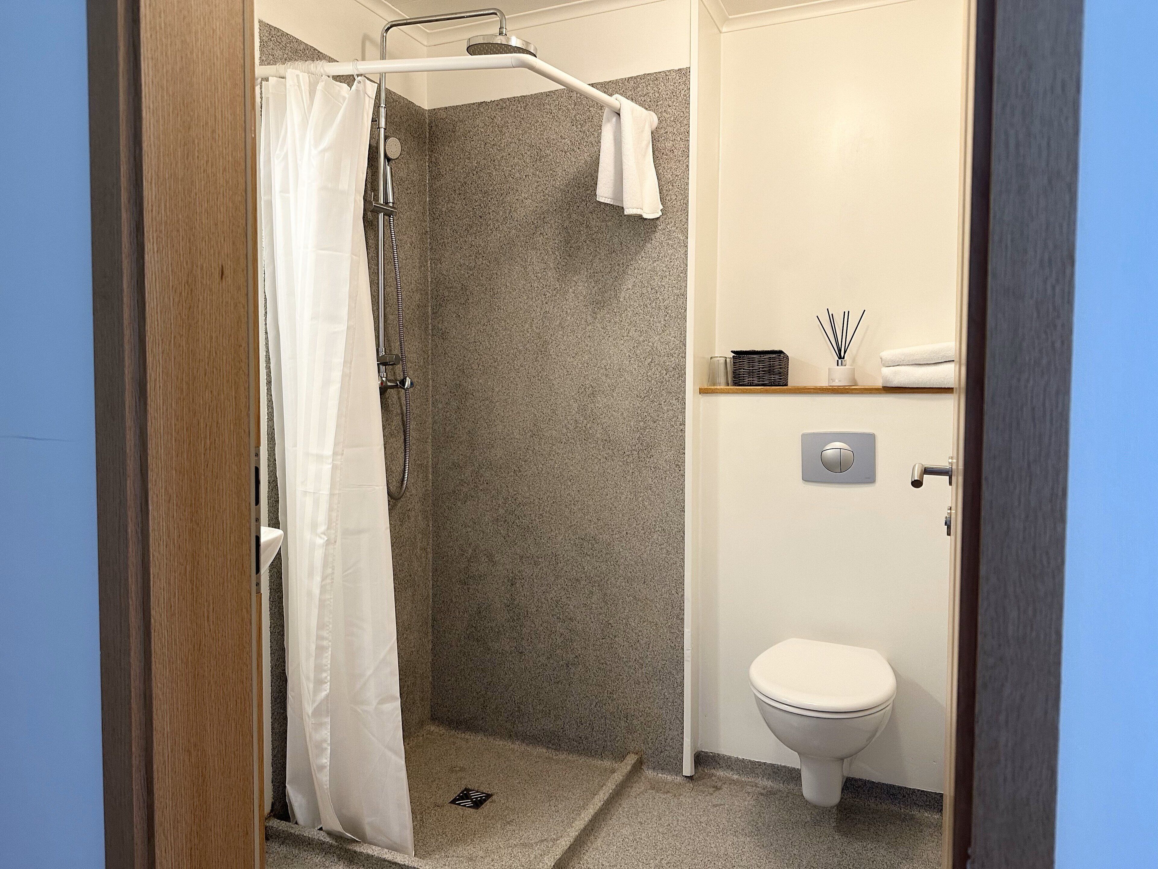 shower, free toiletries, towels