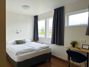Habitación triple, baño privado | Vistas desde la habitación