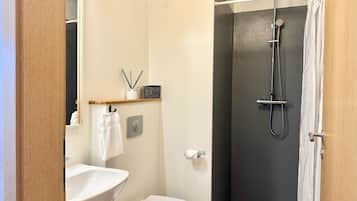 Ducha, artículos de tocador gratuitos, toallas