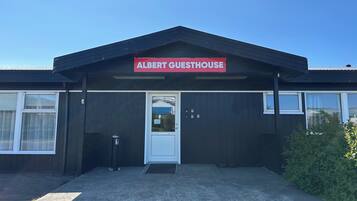 Entrada al alojamiento