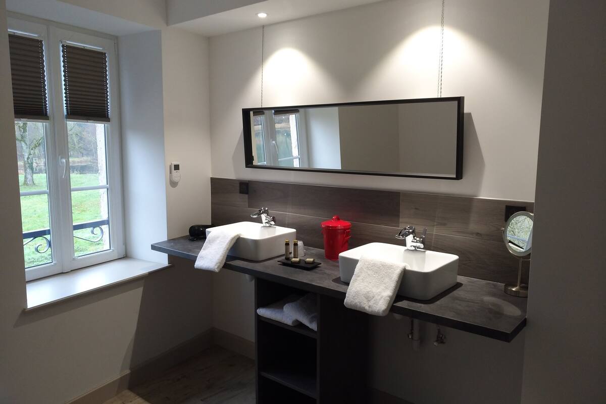 shower, rainfall showerhead, free toiletries, hair dryer