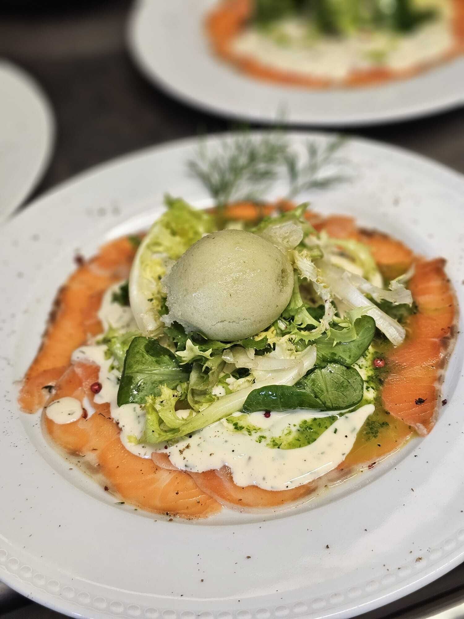 Een bord met zalm, groenten en een gepocheerd ei.