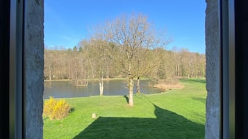 Luxe beddengoed, een bureau, geluiddichte muren, gratis babybedden