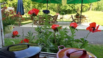 Aperto a colazione, pranzo e cena, cucina francese 