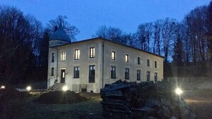 A large, two-story building with a prominent dome and multiple windows. - Lodge Hôtel Domaine De Sommedieue (Sommedieue)