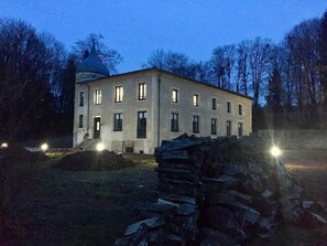 Vista frontal de la propiedad por la tarde o noche