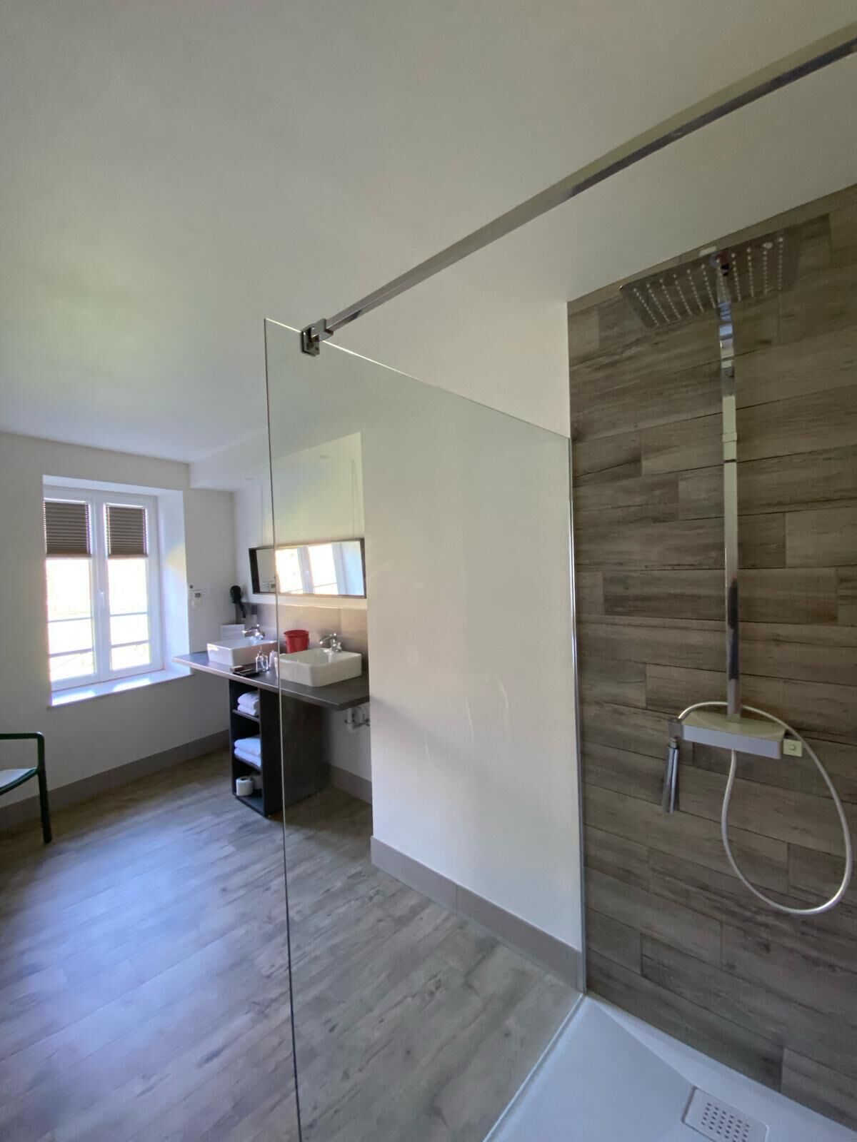 shower, rainfall showerhead, free toiletries, hair dryer