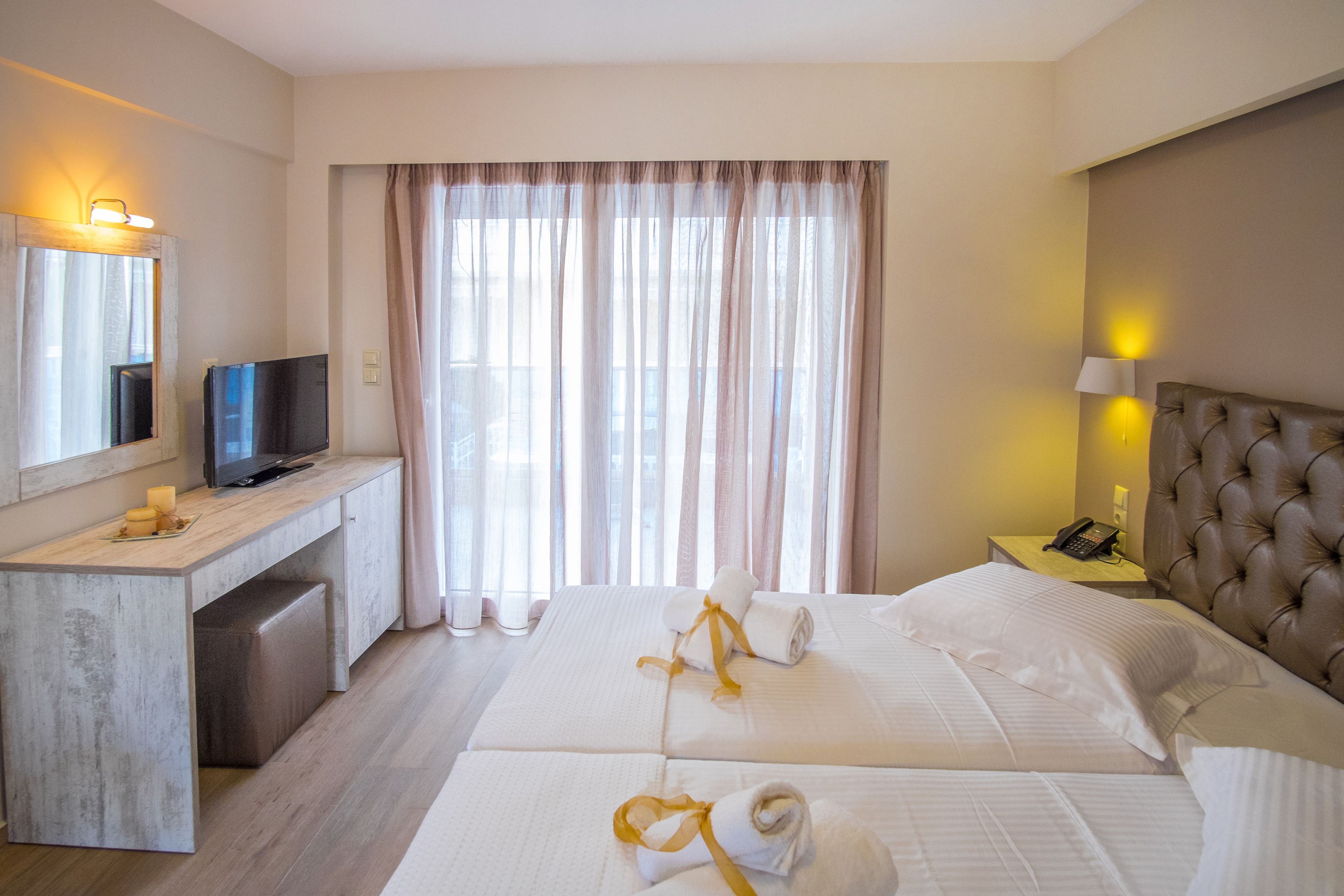 deluxe double or twin room, partial sea view | minibar, in-room safe, blackout curtains, soundproofing