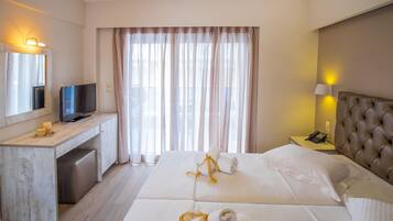 Deluxe-Doppel- oder -Zweibettzimmer, eingeschränkter Meerblick