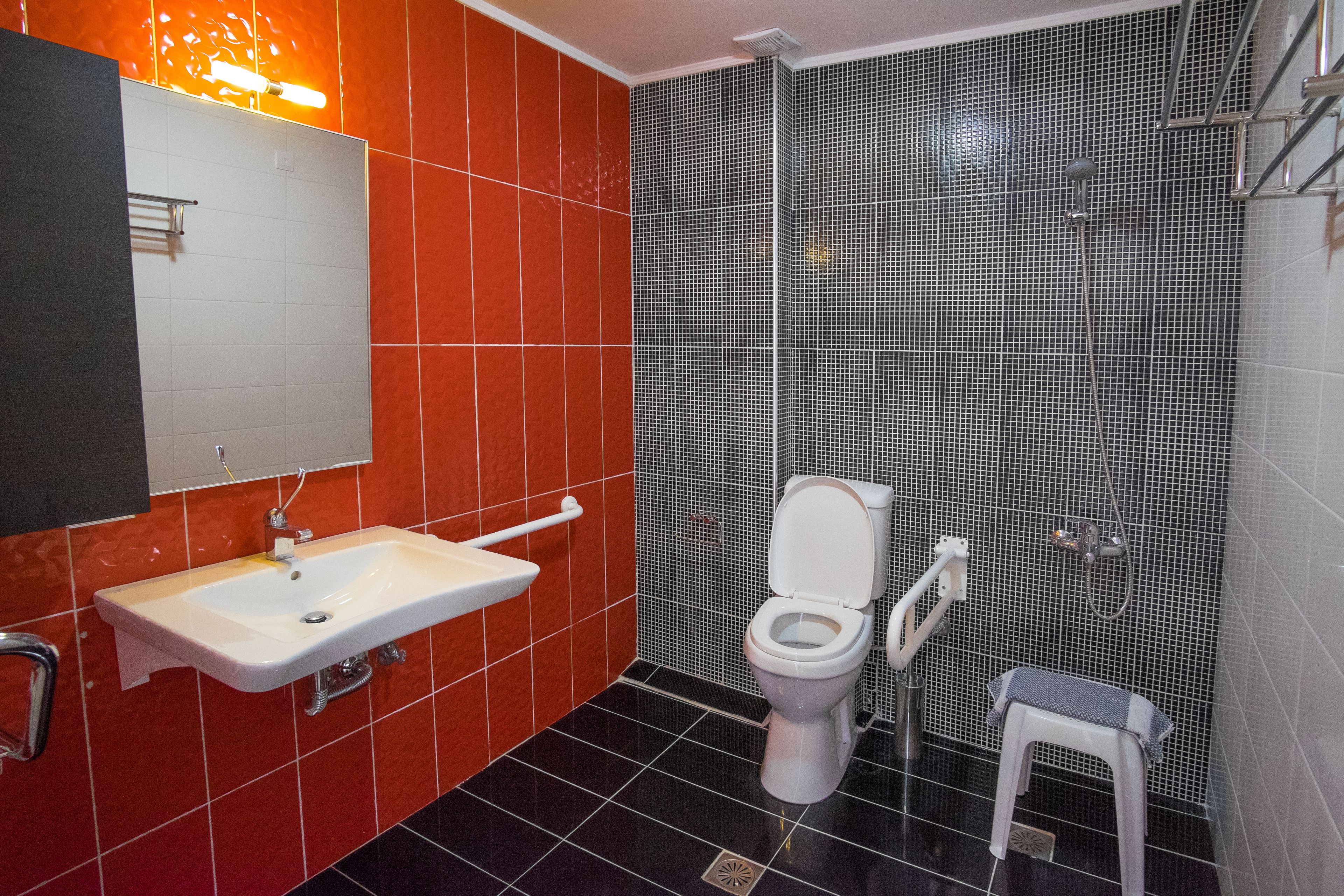 deluxe double or twin room, partial sea view | bathroom | shower, free toiletries, hair dryer, slippers