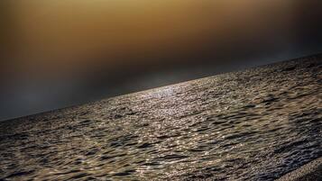 Una playa con superficie texturizada y cielo degradado.