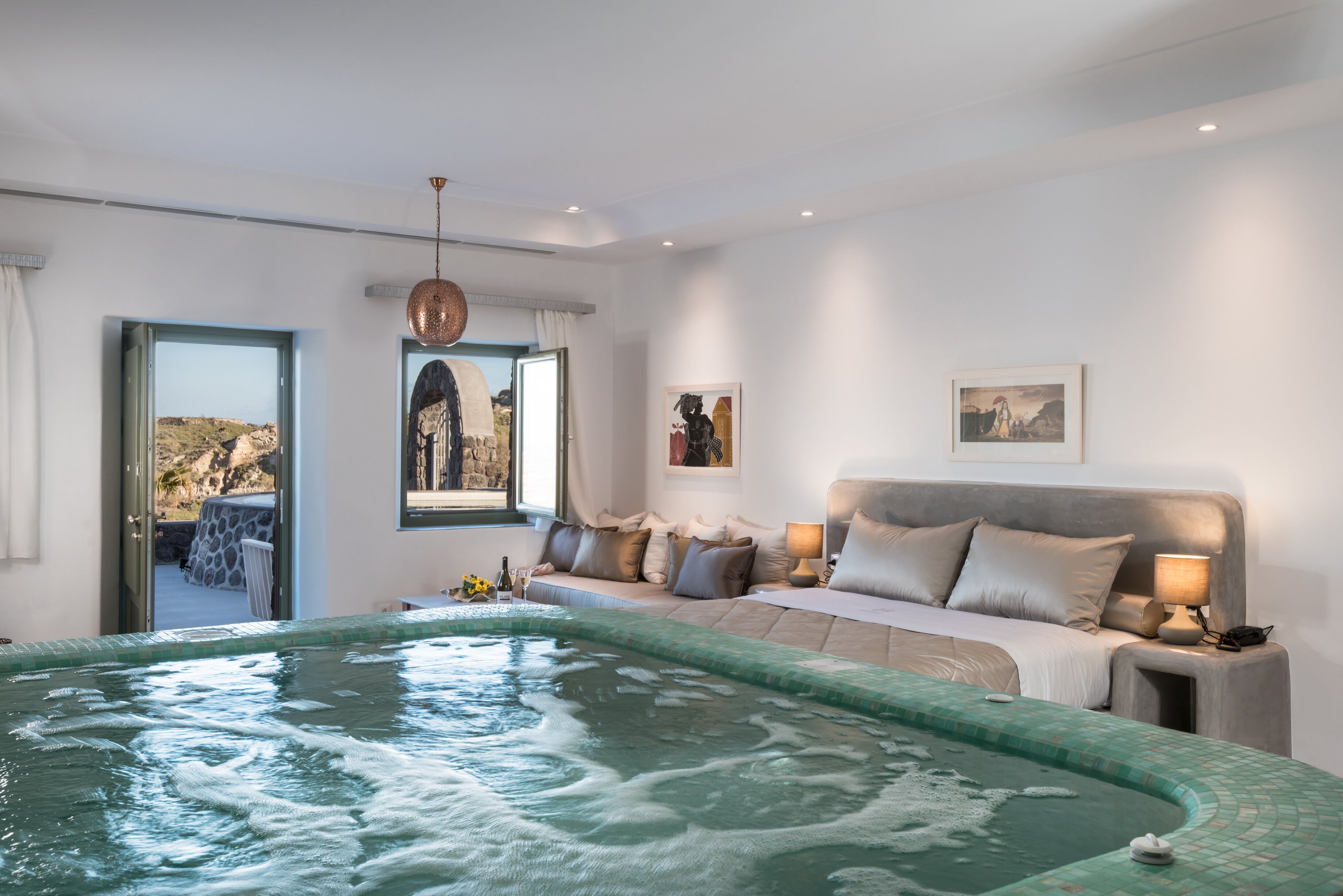 Elements Suite with Outdoor Private Pool and Indoor Heated Tub, Sea View | Coin séjour | Télévisions à écran plasma