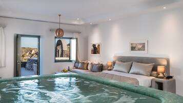 Elements Suite with Outdoor Private Pool and Indoor Heated Tub, Sea View | Coin séjour | Télévisions à écran plasma