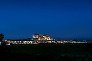 Fassade der Unterkunft – Abend/Nacht