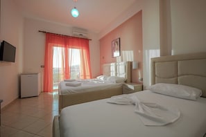 Deluxe Triple Room with Sea View | Ropa de cama de alta calidad, insonorización y wifi gratis