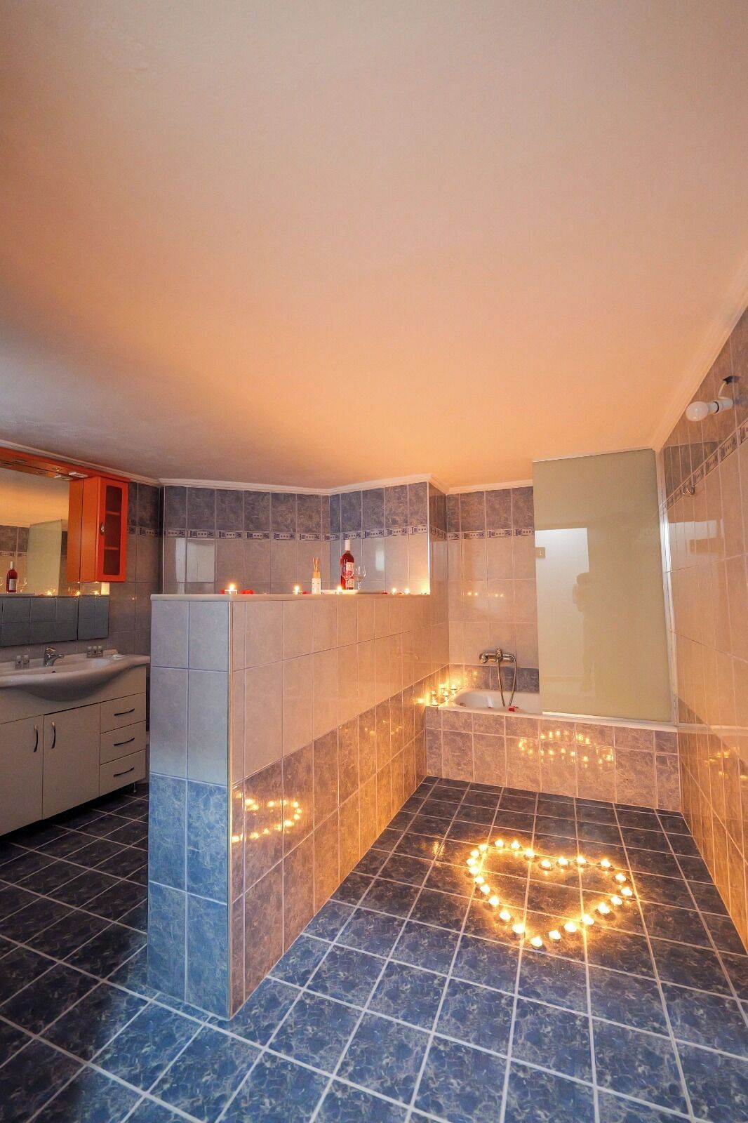 Apartment with Balcony | 욕실 | 샤워 시설, 타월