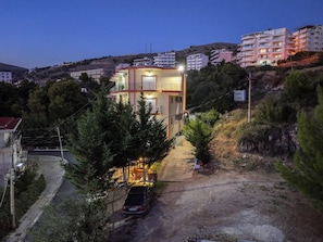 Vista frontal de la propiedad