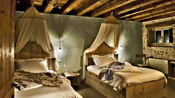 Deluxe Twin Room, 2 Twin Beds | Premium bedding, minibar, in-room safe, blackout drapes