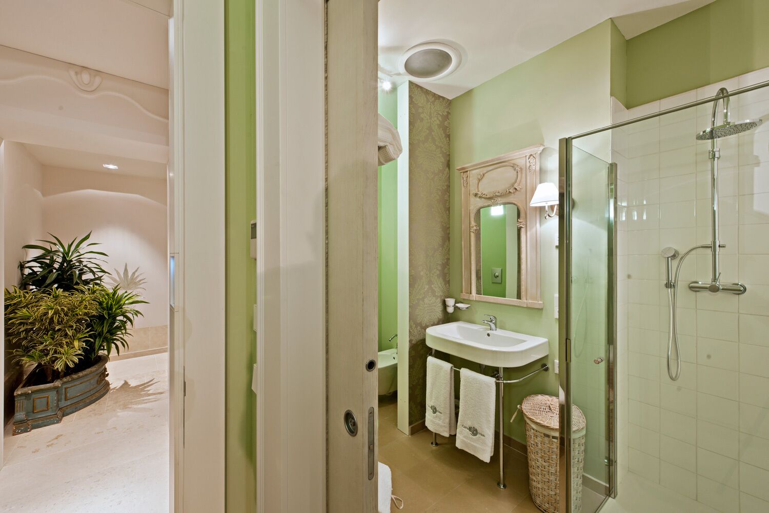 superior double room | bathroom | free toiletries, hair dryer, bathrobes, slippers