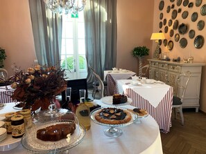 Free daily buffet breakfast